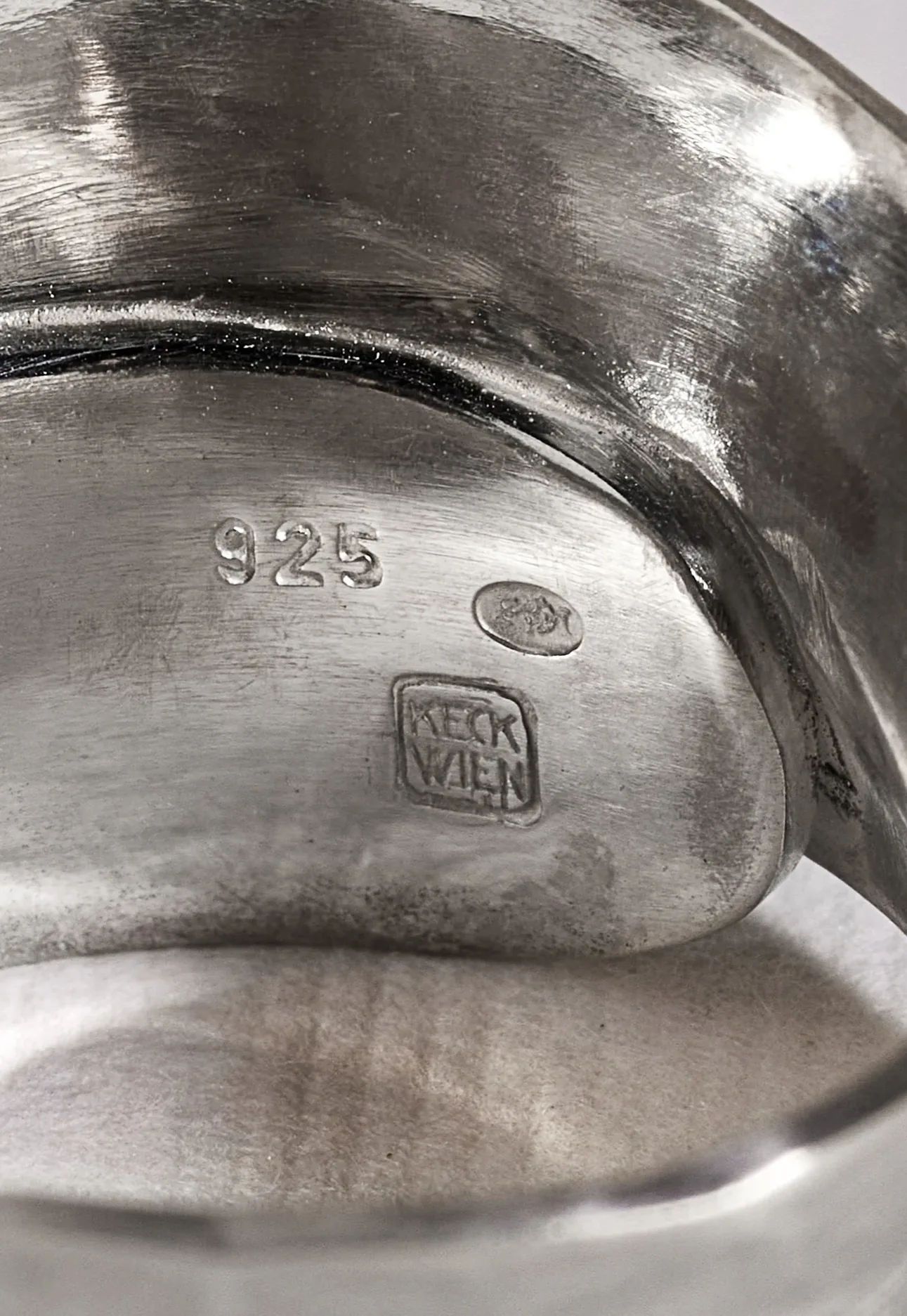 Silberner Armreif, innen gestempelt mit 925 und der Punze Keck Wien