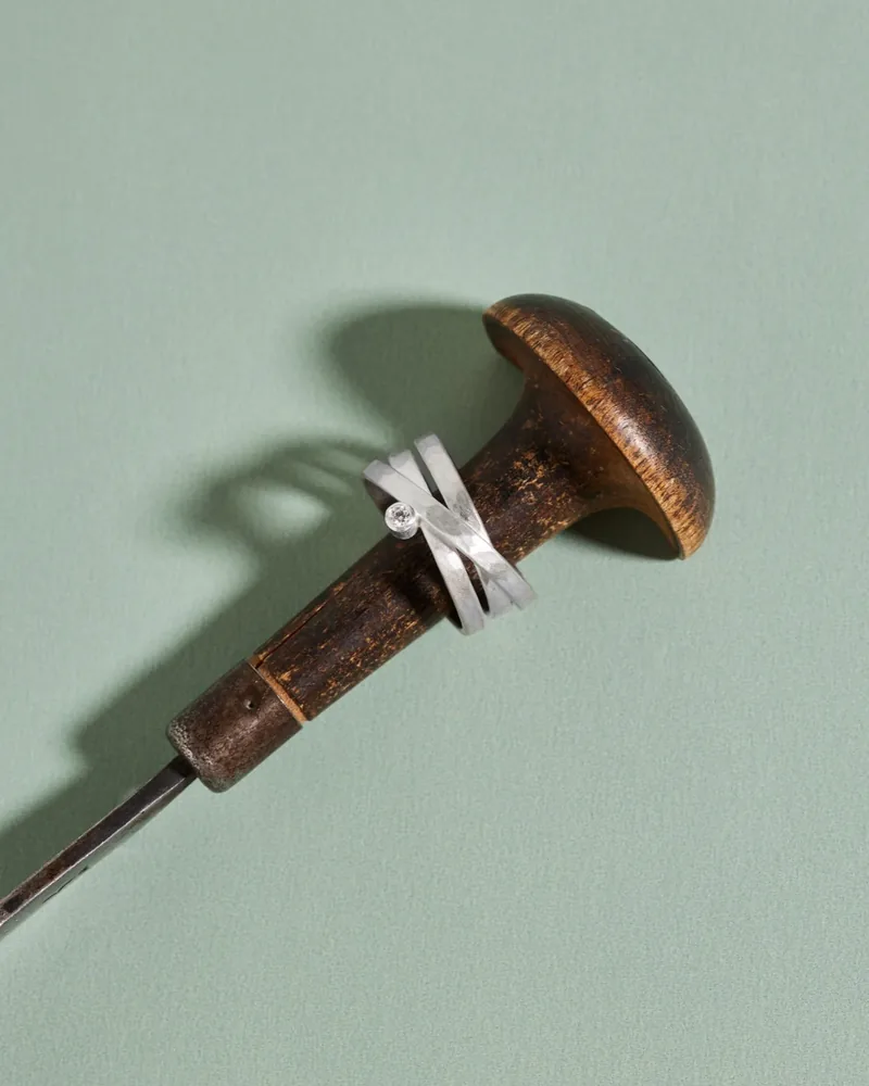Silberner Wickelring auf einem alten Ringstock