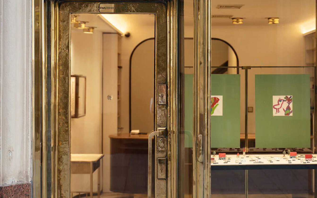 Messingportal mit dem Schriftzug KECK, Eingang des Geschäfts im Trattnerhof
