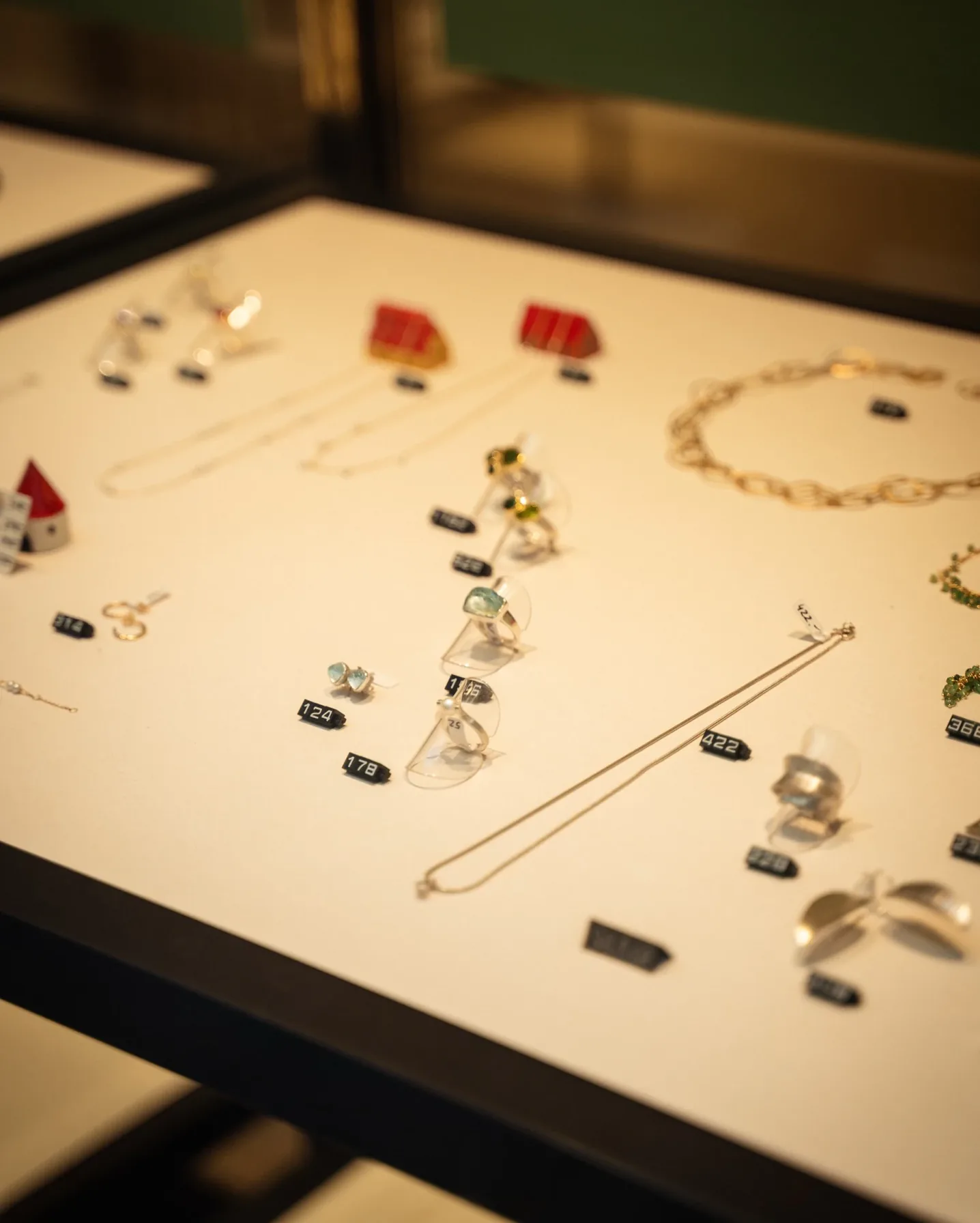 Schmuck auf hellem Vitrinenboden im Trattnerhof