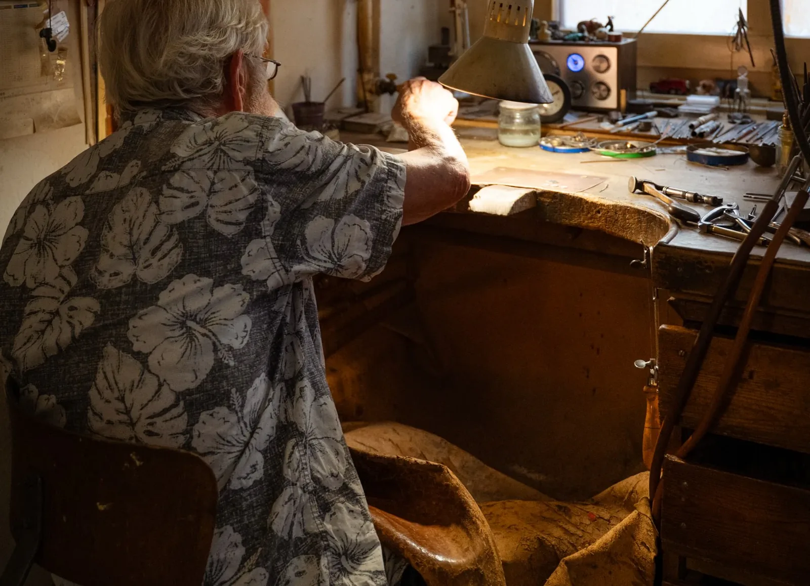 Goldschmied an der Werkbank in der Wiener Werkstatt