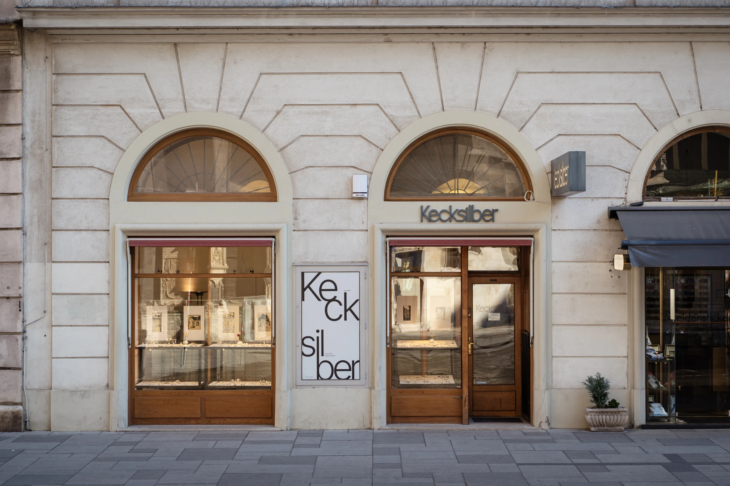 Rundbogenfenster und Ladenschild am Stephansplatz