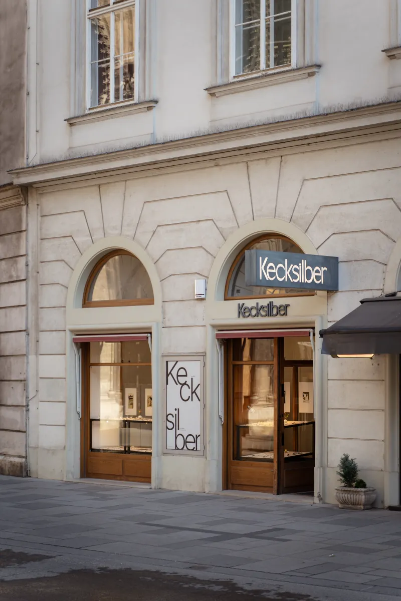 Klassizistische Fassade mit Rundbogenfenstern am Stephansplatz