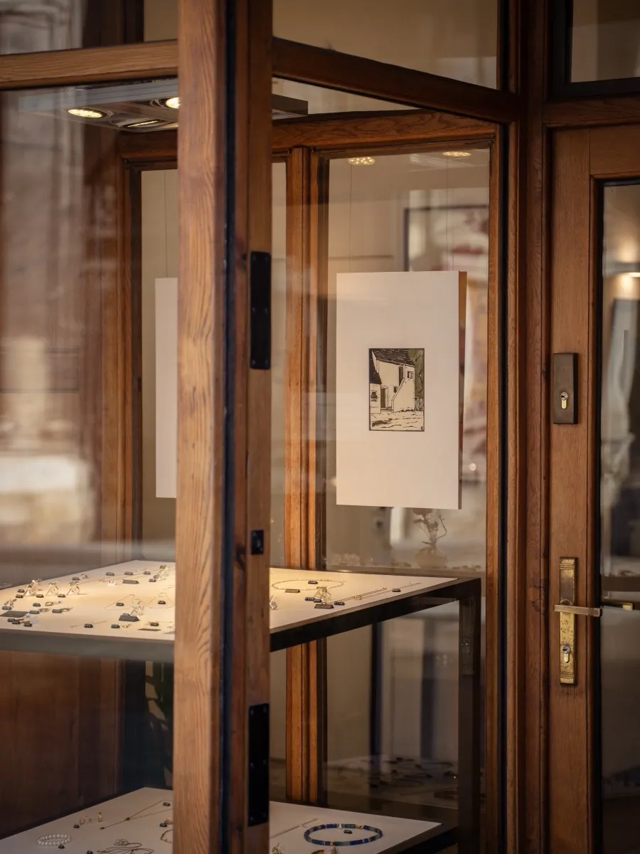 Holzvitrine mit Schmuck hinter Glas am Stephansplatz