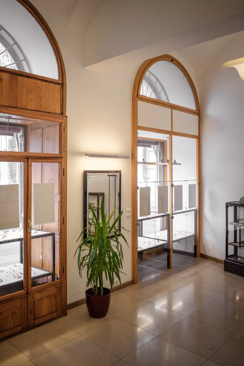 Rundbogenfenster und Holzvitrinen im Geschäft am Stephansplatz