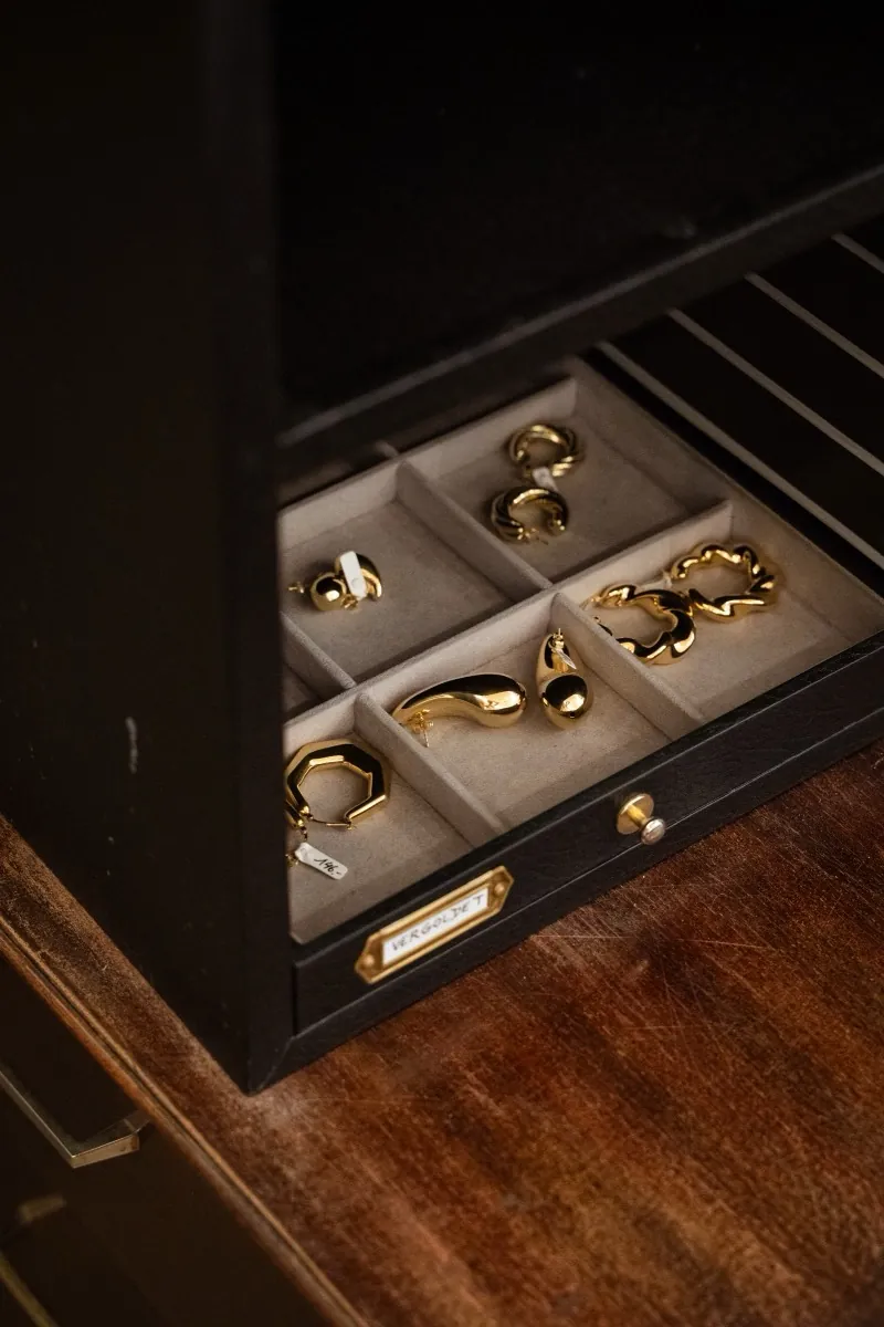 Geöffnete Lade mit goldenem Schmuck