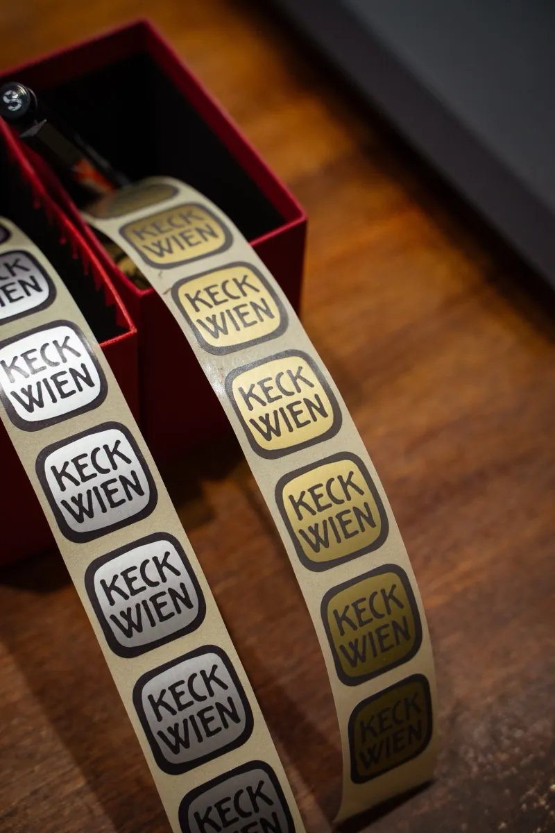 Etikettenrollen mit dem Zeichen KECK WIEN in Silber und Gold