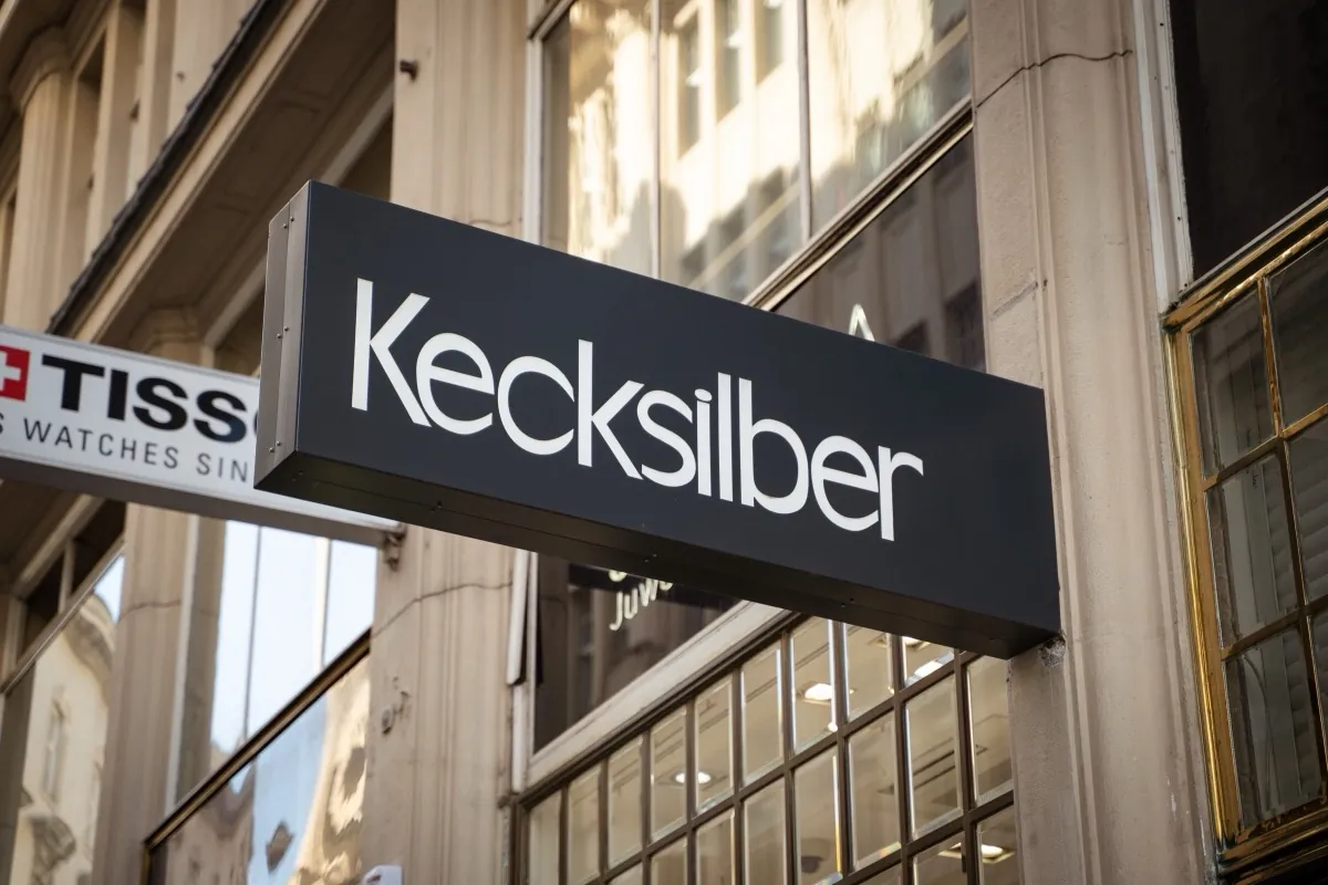 Ladenschild mit dem Schriftzug Kecksilber an der Fassade
