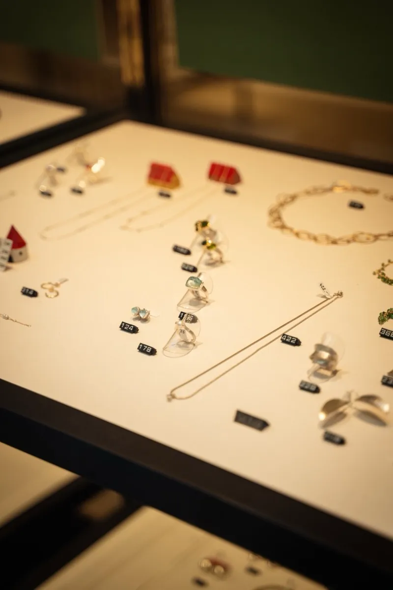 Schmuck auf hellem Vitrinenboden im Trattnerhof