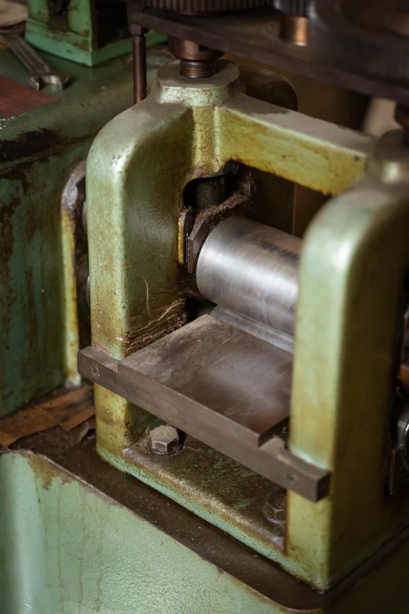 Grüne Walzmaschine in der Werkstatt